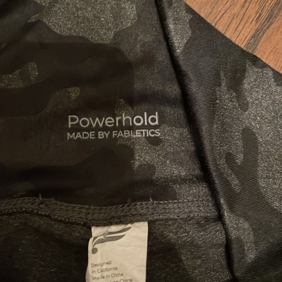 Fabletics camo capris. Barely worn. Size medium with pockets - Picture 4 of 6